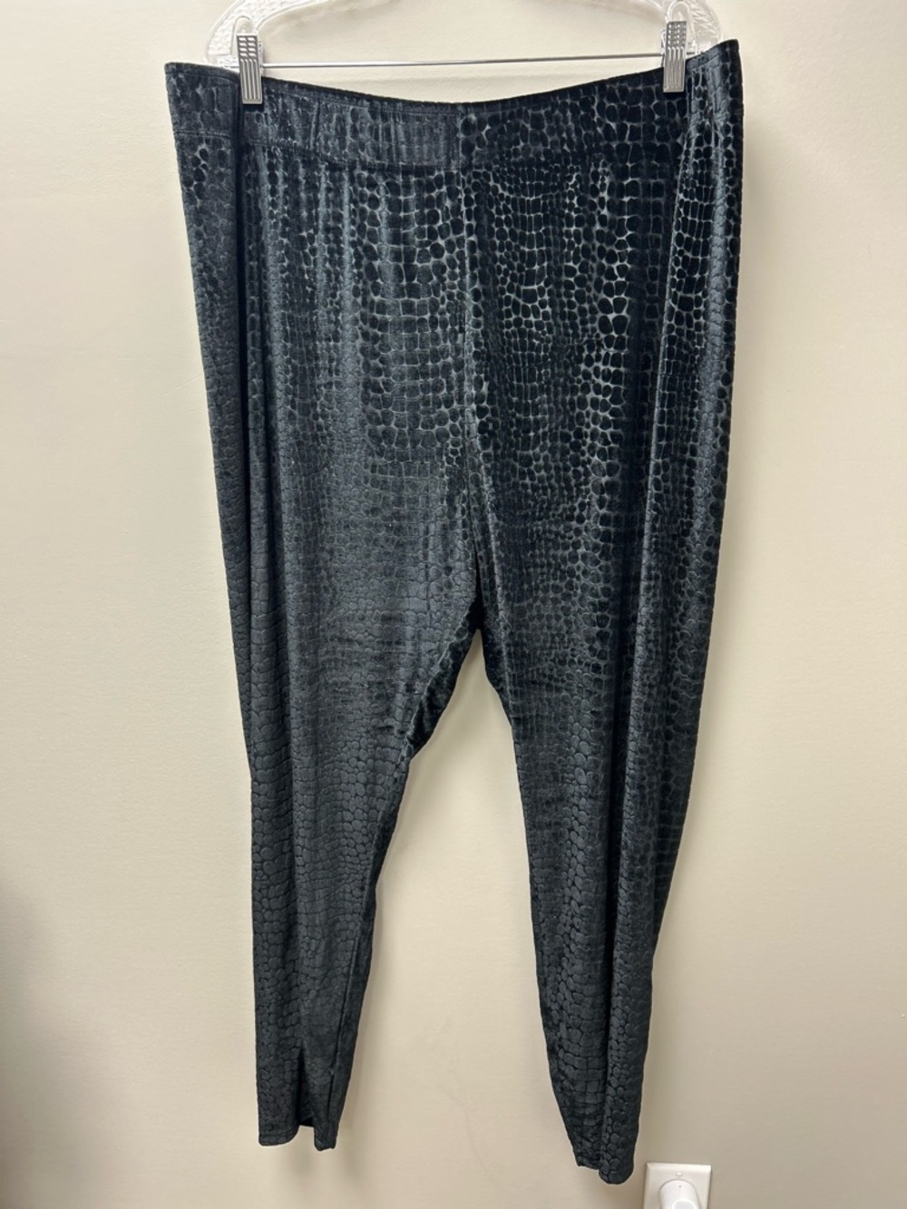 Pennington’s Women’s Black Patterned Leggings